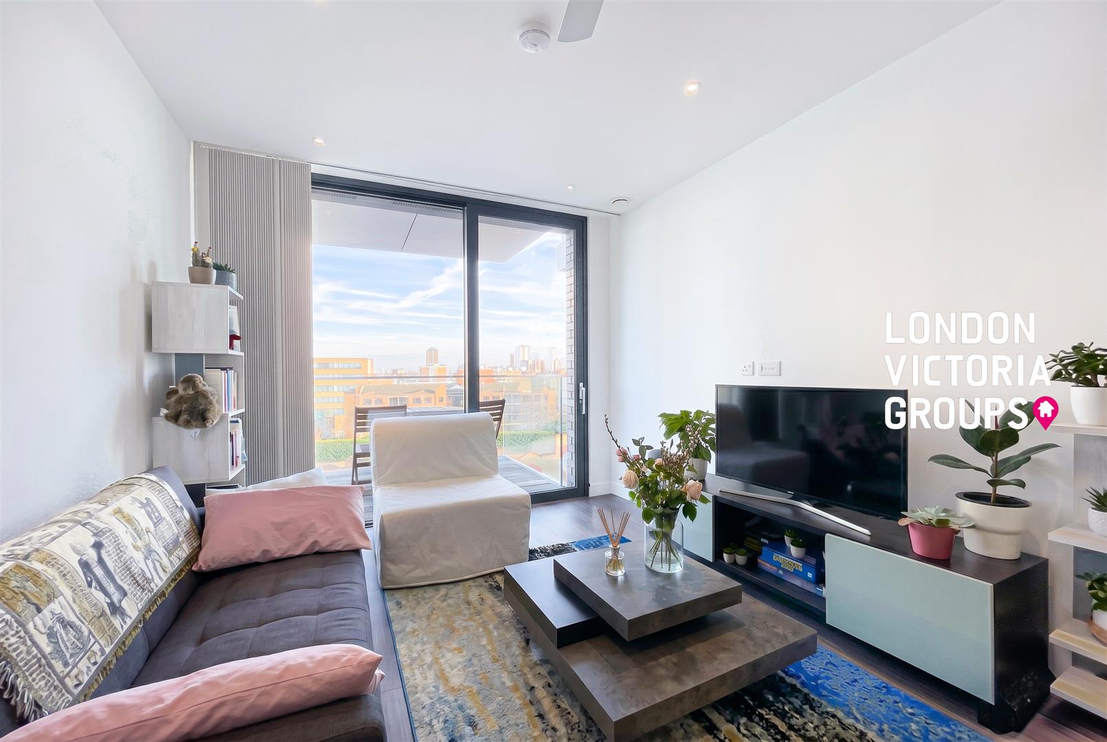 1 bed property in Kingwood House, 1 Chaucer Gardens, London